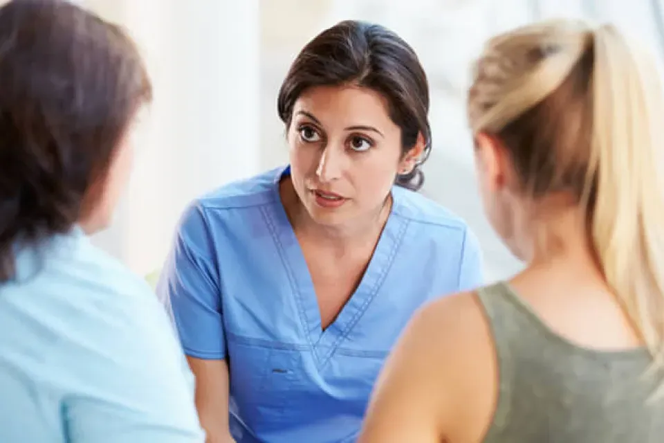 注册护士与母女讨论诊断
